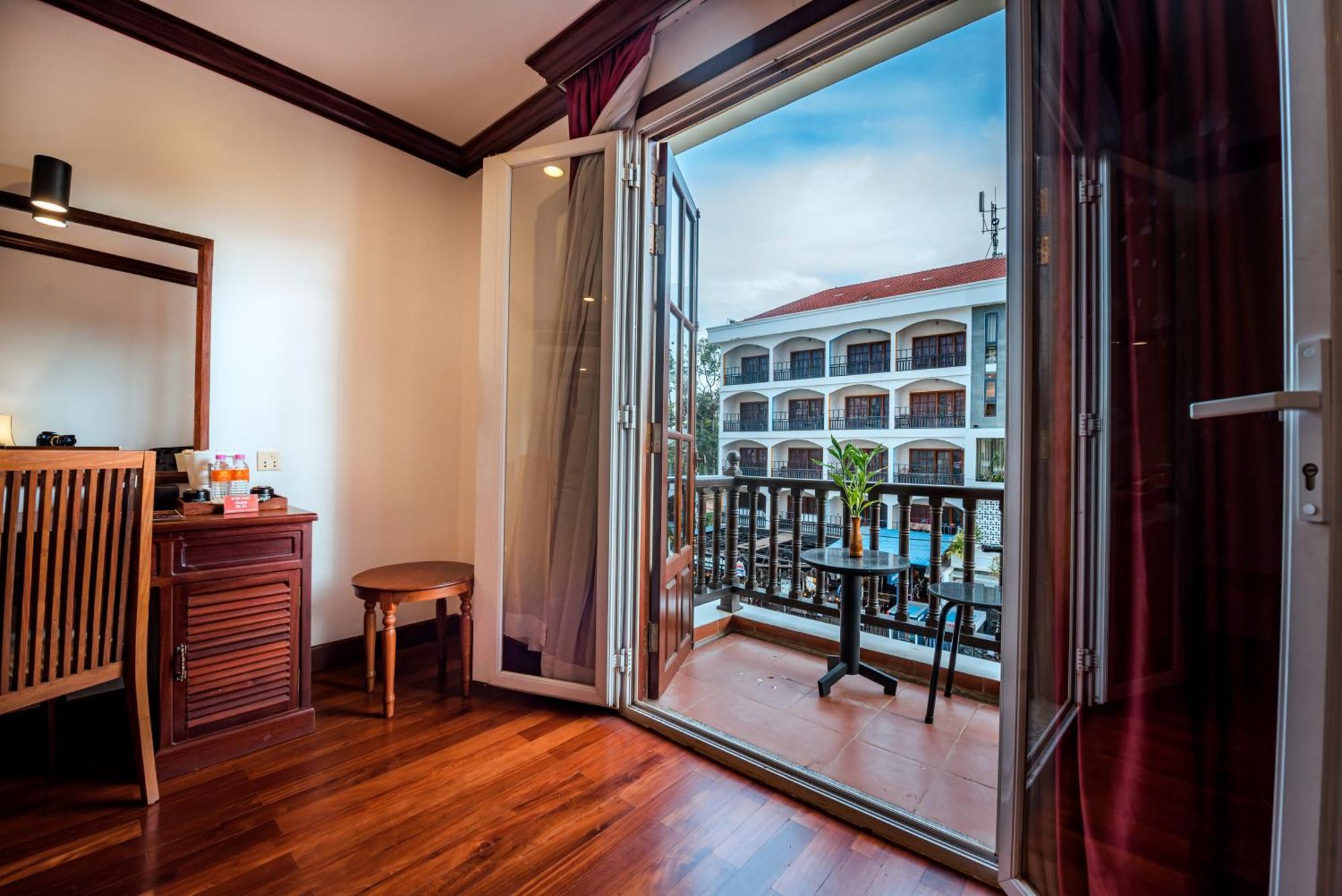 The Suite By Royal Crown Hotel Сием Реап Екстериор снимка